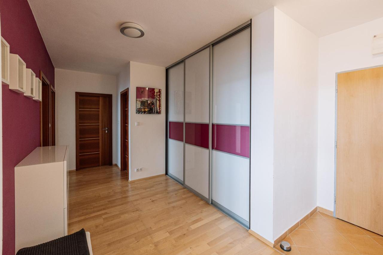 Apartment Family Bratislava Parking Slot Included! מראה חיצוני תמונה