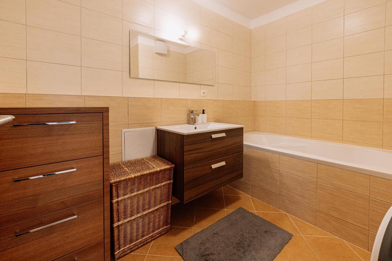 Apartment Family Bratislava Parking Slot Included! מראה חיצוני תמונה